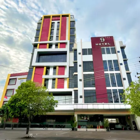 G-Hotel Pontianak Отели рядом с достопримечательностью «Мечеть Jami At»