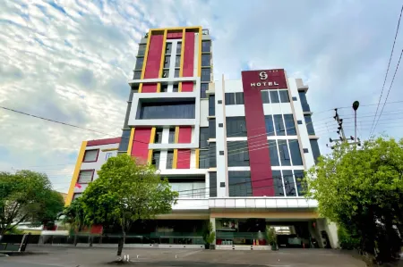 G-Hotel Pontianak Отели в г. Darat Sekip