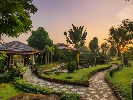 De Bua Valley Отели рядом с достопримечательностью «Wat Khao Phaeng Ma»