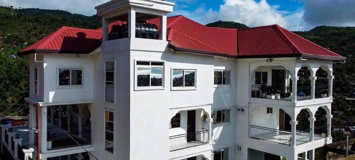 3 Bed Apartment Sleeps 6 - EnSuites Parking Wifi Hotels in Freetown
