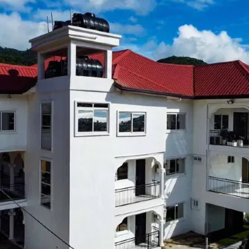 3 Bed Apartment Sleeps 6 - EnSuites Parking Wifi