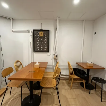 Insadong R Guesthouse Отели рядом с достопримечательностью «Станция метро Jonggak»