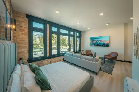 Luxury Suite ~ Above Starbucks ~ Main St View