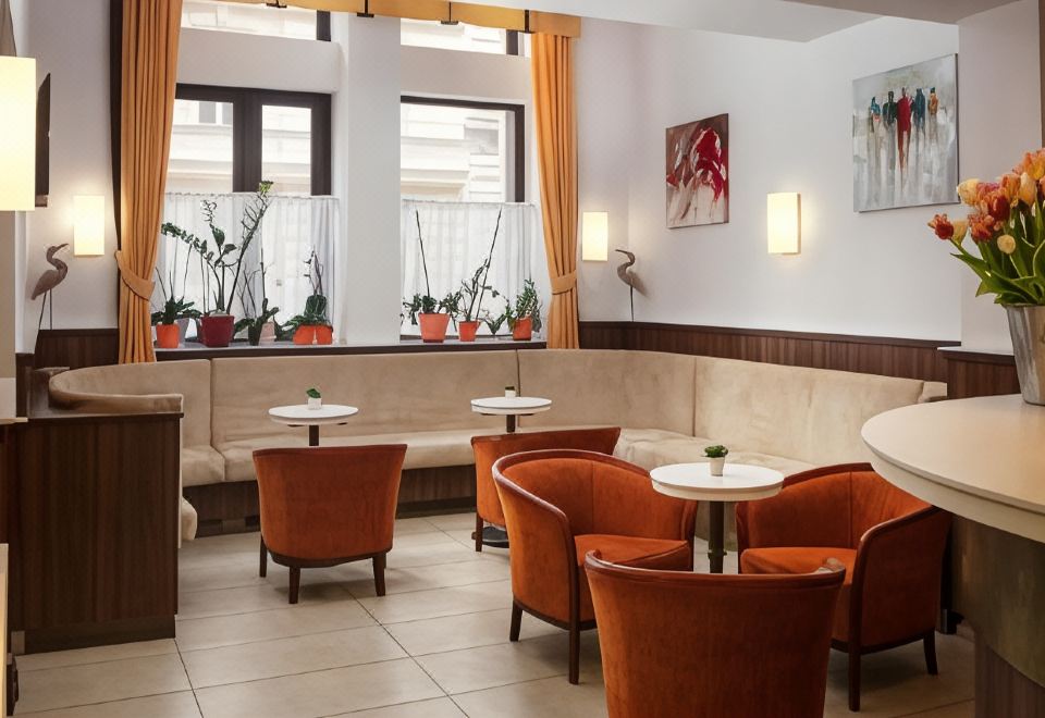 호텔 앰비언스 프라하의 아늑하고 정돈된 침대와 객실 전경 이미지