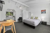 Colonial Lodge Motel