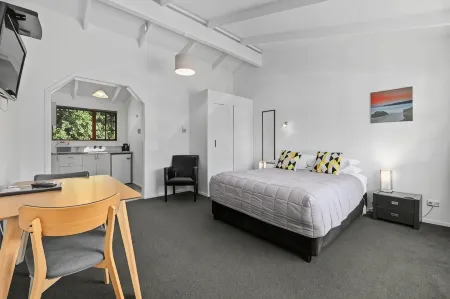 Colonial Lodge Motel