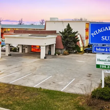 Niagara Lodge & Suites