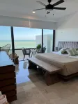 Luxury condo w/private jacuzzi and flamingo views  호텔
