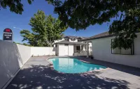 Asure Phoenix Motor Inn - Pools