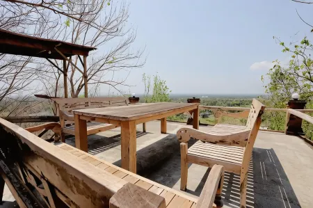 NewAlasKuliner & HomestayWatulumbung Отели рядом с достопримечательностью «Depok Beach»