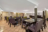 La Quinta Inn by Wyndham San Antonio I-35 N at Toepperwein Отели в г. Лайв Ок