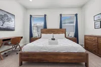 Powder Mountain, Snow Basin, and Pineview Reservoir nearby with private hot tub