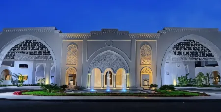 Steigenberger Alcazar Отели рядом с достопримечательностью «Charmillion Club Beach»