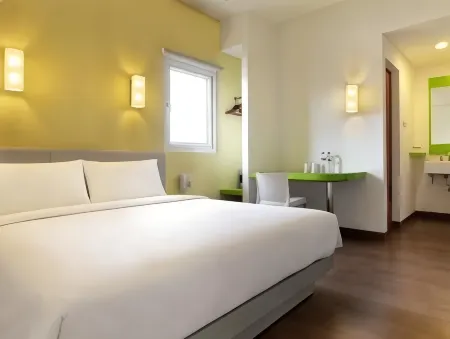 Amaris Hotel Juanda Отели рядом с достопримечательностью «Мечеть Истикляль»