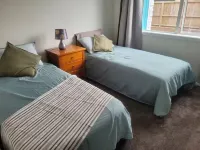 Warm, new house, equipped with all you need for an enjoyable weekend away! Hotels in Martinborough