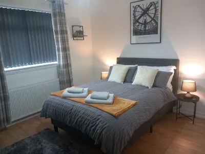 Superior Apartment | Edinburgh & Glasgow Trains | Private off street parking | Hotels in 