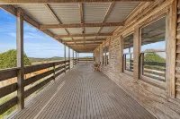Rustic country lodge with spectacular fire pit and nearby hiking trails