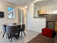 Le Bacquin 21, 2 Minutes from Downtown, 700 m from the Train Station, Secure Private Parking. - Kitchens