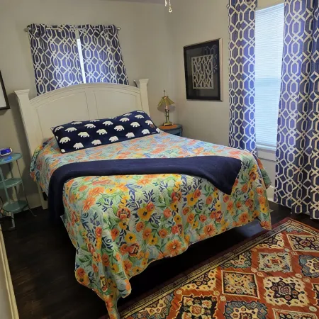 IDA'S COTTAGE...Close to caves and lakes.Beautiful decor...Simply the best!