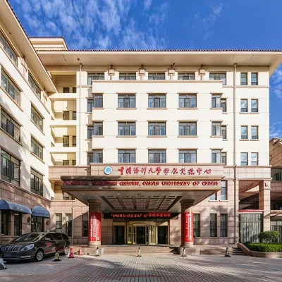 Qingdao Haida Academic Exchange Center (People's Hall Subway Station) Отели рядом с достопримечательностью «Средняя школа, принадлежащая китайскому университету океана»