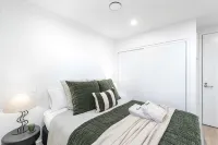 1BR Alpha APT - Central Stay, Top Amenities - Homestays
