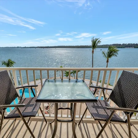 Sunlit Bayview Suite Balcony Pool & Hot Tub!