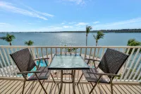 Sunlit Bayview Suite Balcony Pool & Hot Tub!