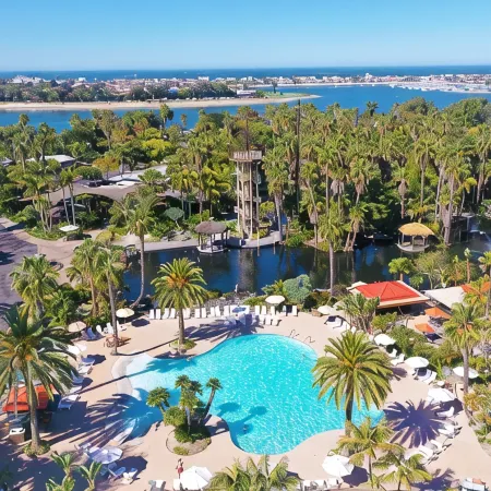 Paradise Point Resort & Spa Отели рядом с достопримечательностью «Пасифик-Бич»