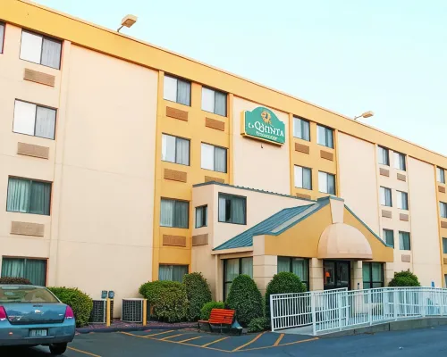 La Quinta Inn & Suites by Wyndham Portland Hotels near Arts District