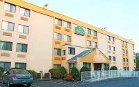 La Quinta Inn & Suites by Wyndham Portland - parking