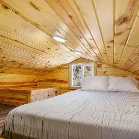 Tiny House Cabin with Loft. 2 Queen Beds with Child Sleeper