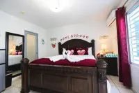 Les Guest House Apartment with Jacuzzi and Pool