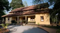 Forest Floor Lodge โรงแรมใน