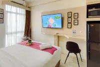 Comfy White Studio for 2 Pax at Bale Hinggil Apartment By Travelio - Apartments