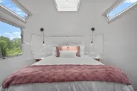 Luxury Airstream Palmera Unit 2 of 6, On-Site Hiking, Private Hot Tub and Sauna