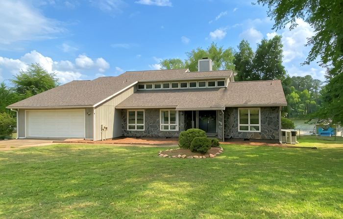 Charming 4-bedroom lake house a stone's throw from beautiful Lake Sinclair