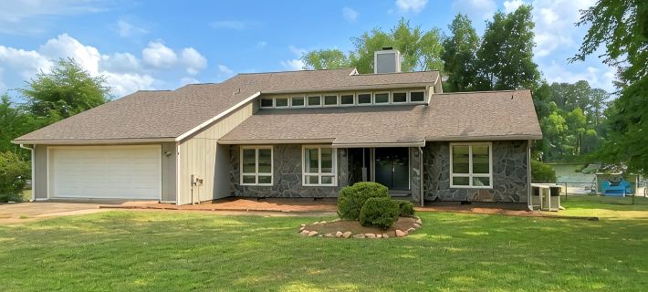 Charming 4-bedroom lake house a stone's throw from beautiful Lake Sinclair Hotels in Putnam County