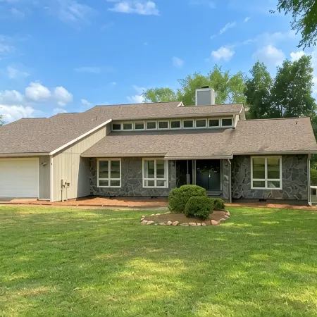 Charming 4-bedroom lake house a stone's throw from beautiful Lake Sinclair