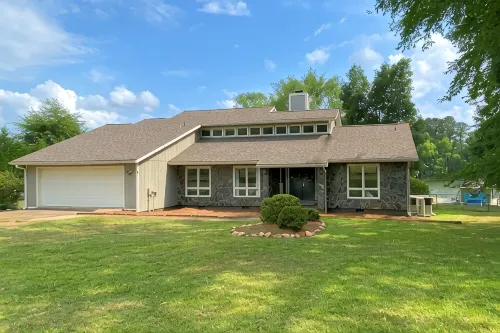 Charming 4-bedroom lake house a stone's throw from beautiful Lake Sinclair