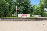 Waterfront Cozy Cove Retreat - Loto Escape, Remodeled Comfort, Close to the Fun - Wifi