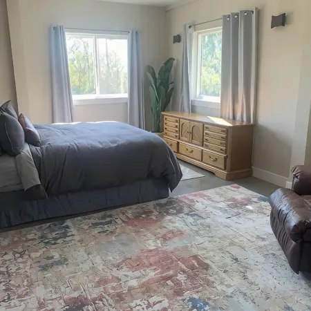 Luxury shome, views above Skagit Valley- EV charge