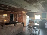 Zeke’s Retreat – Hunter’s Getaway with On-Site Taxidermy Shop - Homestays