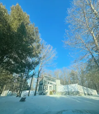 Tranquility in 3Br Pocono House Private Pool, Sauna,Hot Tub, Game Room, Fire Pit - 4-Star