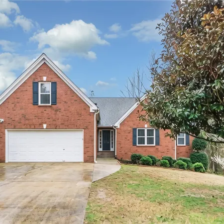 Cozy home with AC and WiFi in beautiful Flowery Branch
