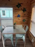 Cozy pet friendly 2-bedroom cabin in tranquil Steinhatchee