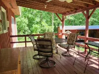 Rustic Red Cabin on Kerr Lake - Homestays