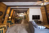 Large Open Cabin - 30 Miles to Yellowstone - WiFi