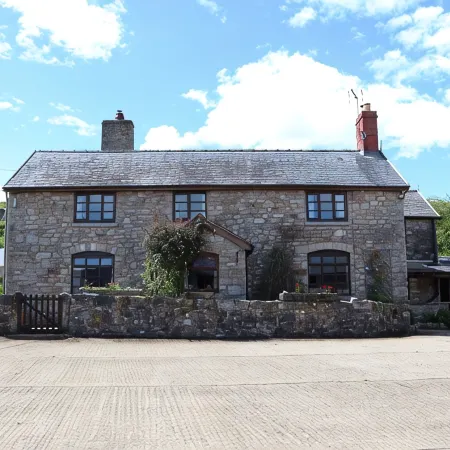 Cynynion Uchaf Farmhouse - Welsh Borders, 1700s, Epic Views
