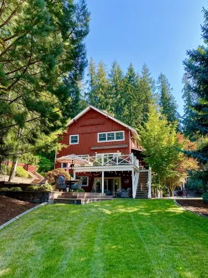 One of a kind gem- 2 rental units on 1.2 lakefront acres ideal for 2 families -  Privatzimmer