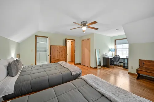 Poconos Peaceful Retreat. Short drive to Ski, Swim, Hike, or Shop! 4 Bedrooms. - 3つ星